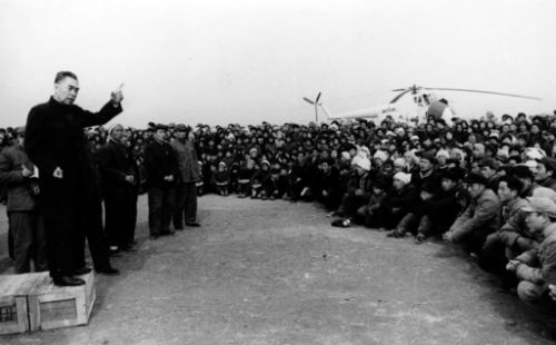 1966年3月周恩来乘直5直升机到邢台地震灾区慰问灾民。
