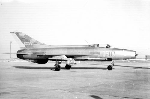 1964年4月30日，首飞成功的国产歼7飞机原型机。